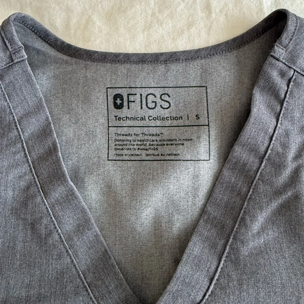 Figs Catarina One Pocket Scrub Top - Picture 3 of 3